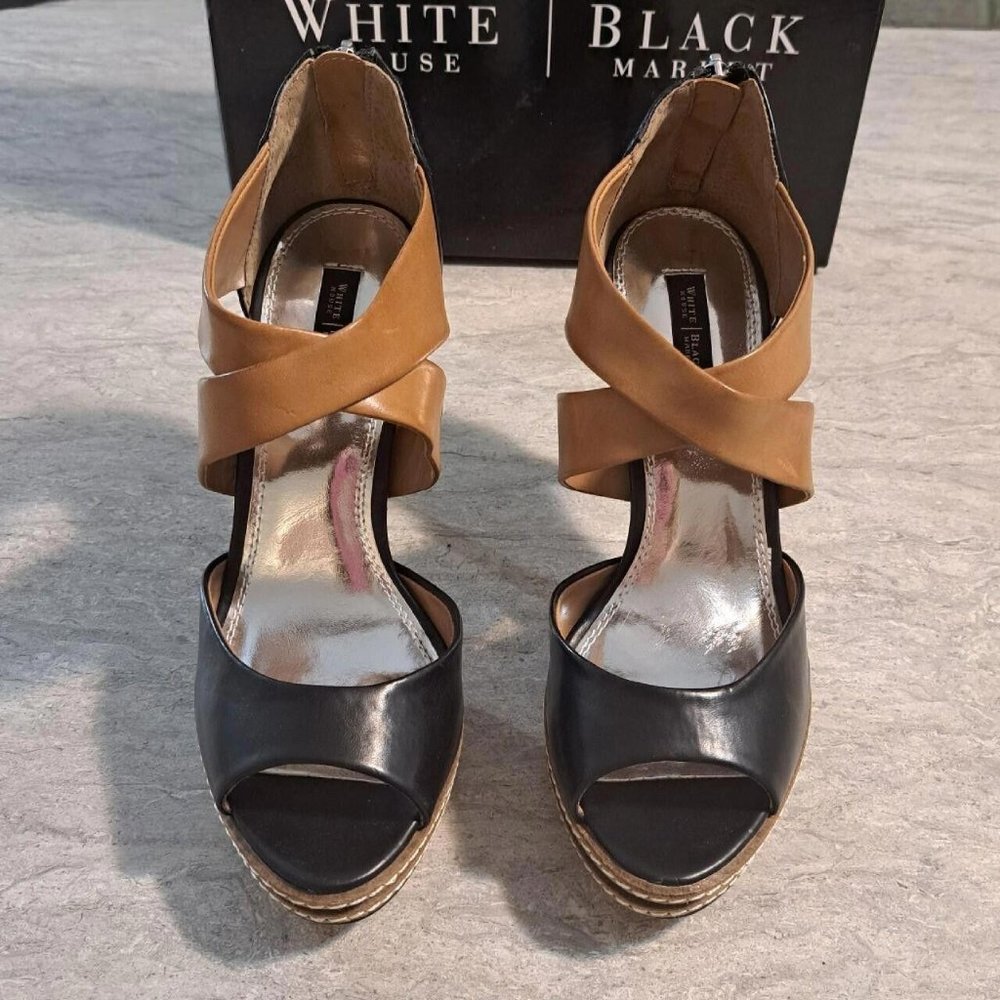 White House Black Market Super Sexy Black/Peanut Butter Pumps